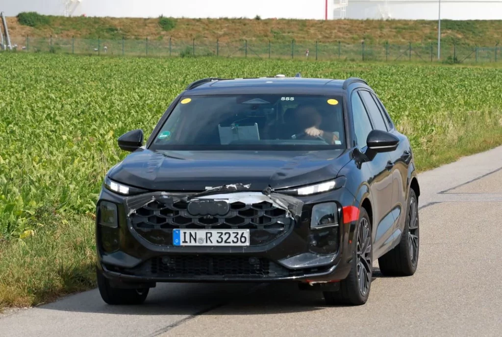 Audi Q3 black 2 Motor16