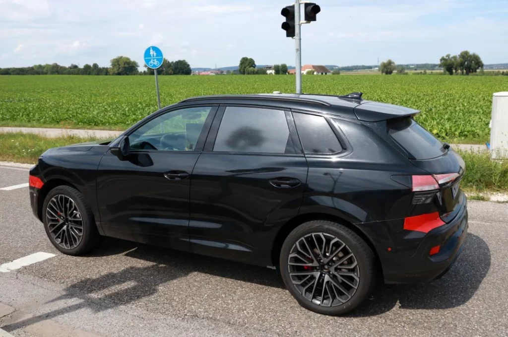 Audi Q3 black 20 Motor16