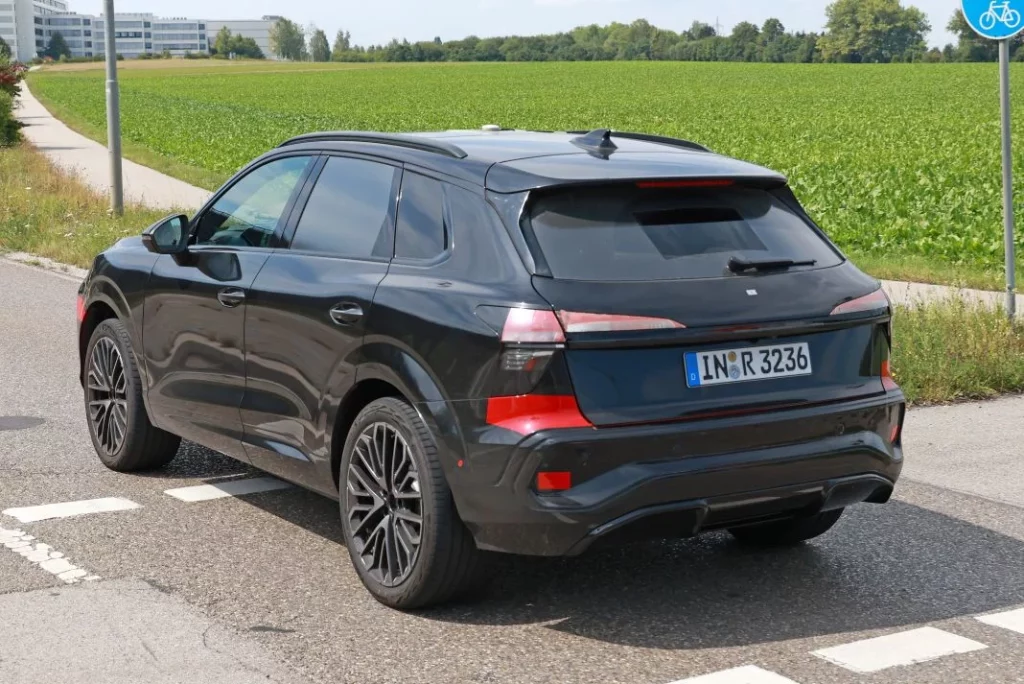 Audi Q3 black 21 Motor16