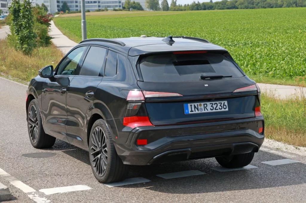 Audi Q3 black 22 Motor16