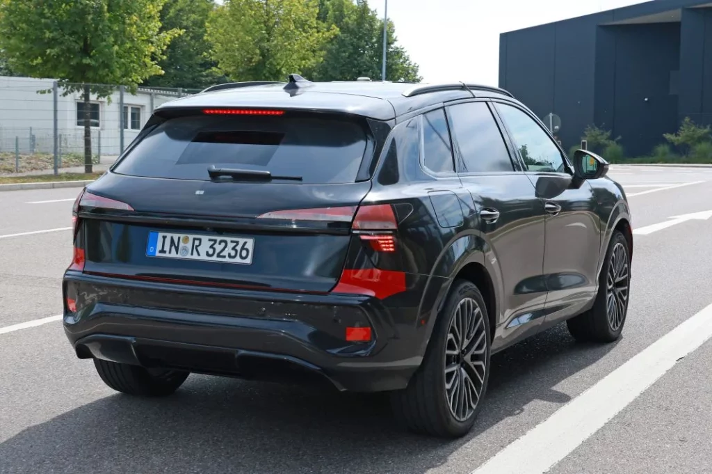 Audi Q3 black 28 Motor16