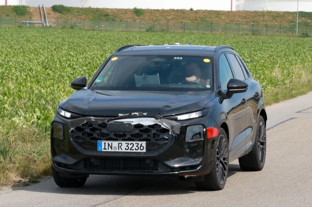 Audi Q3 black 3 Motor16