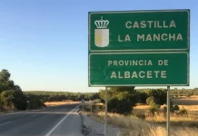 La bienvenida a Castilla-La Mancha de este cartel que ha incendiado las redes sociales