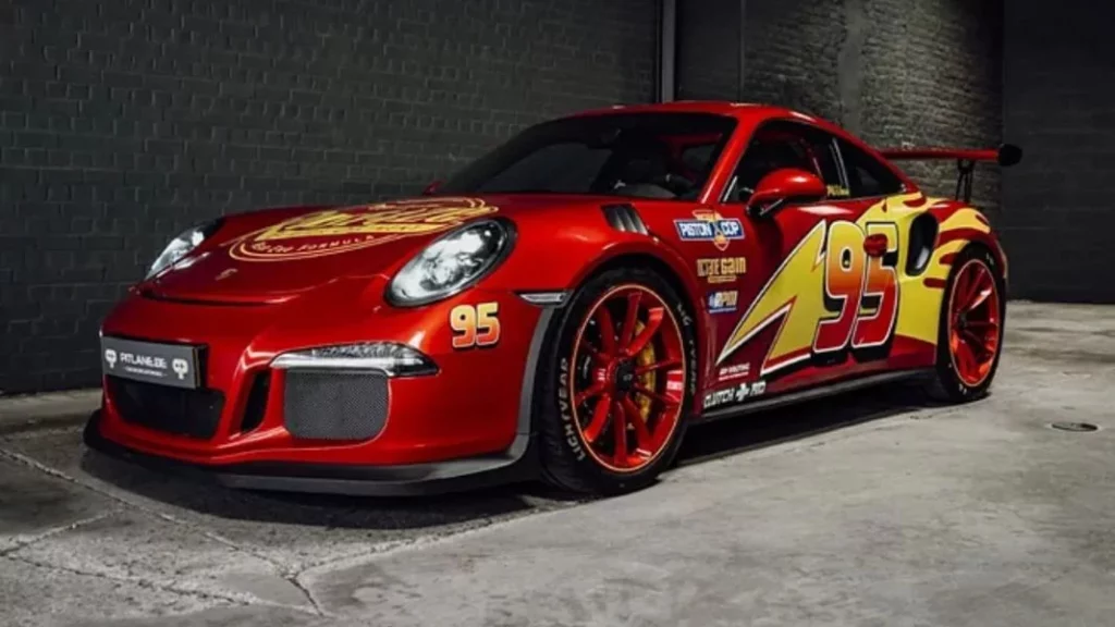 Así es el Porsche transformado en Rayo McQueen