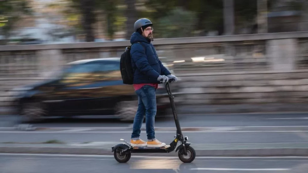 Otro 'kamikaze' en patinete eléctrico: Ahora por Barcelona adelantando a más de 100 km/h