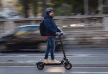 Patinetes y móvil: ¿por qué es una mala idea usarlos a la vez?