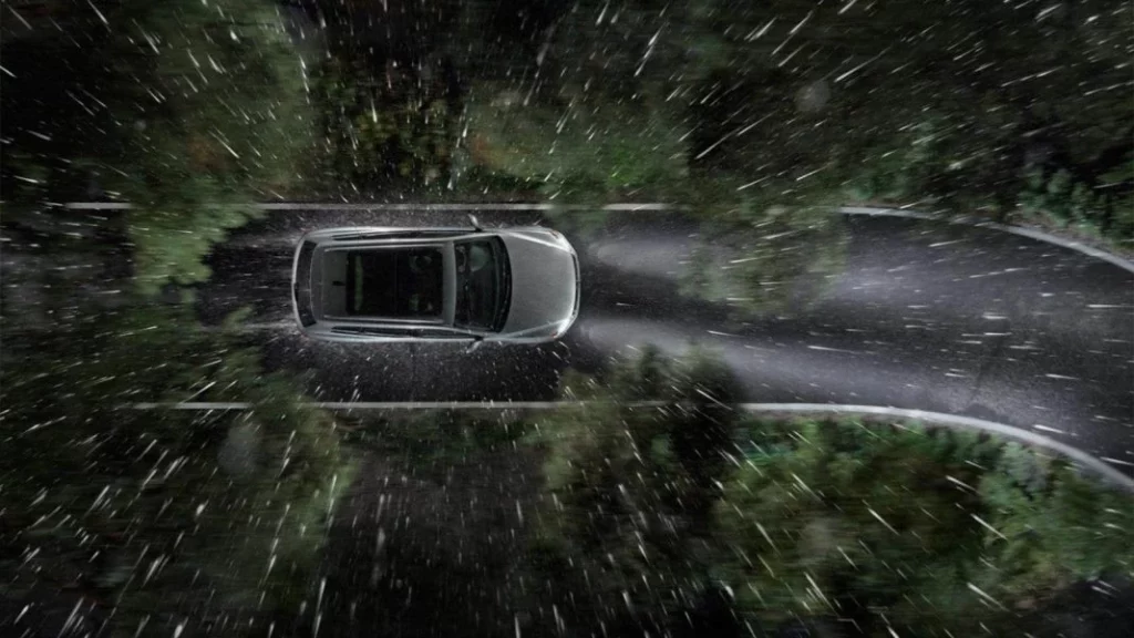 La amenaza de dejar tu coche debajo de la lluvia