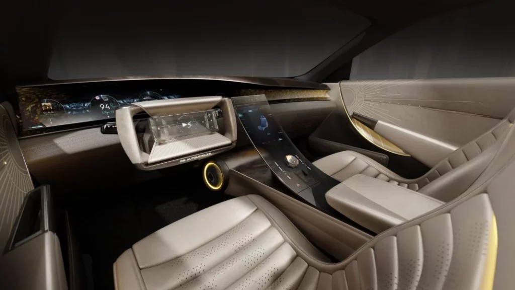 2024 DS SM Tribute. Imagen interior.