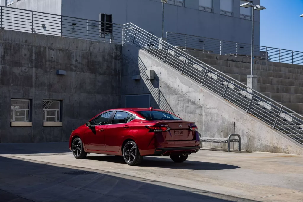 2024 Nissan Versa. Imagen trasera.