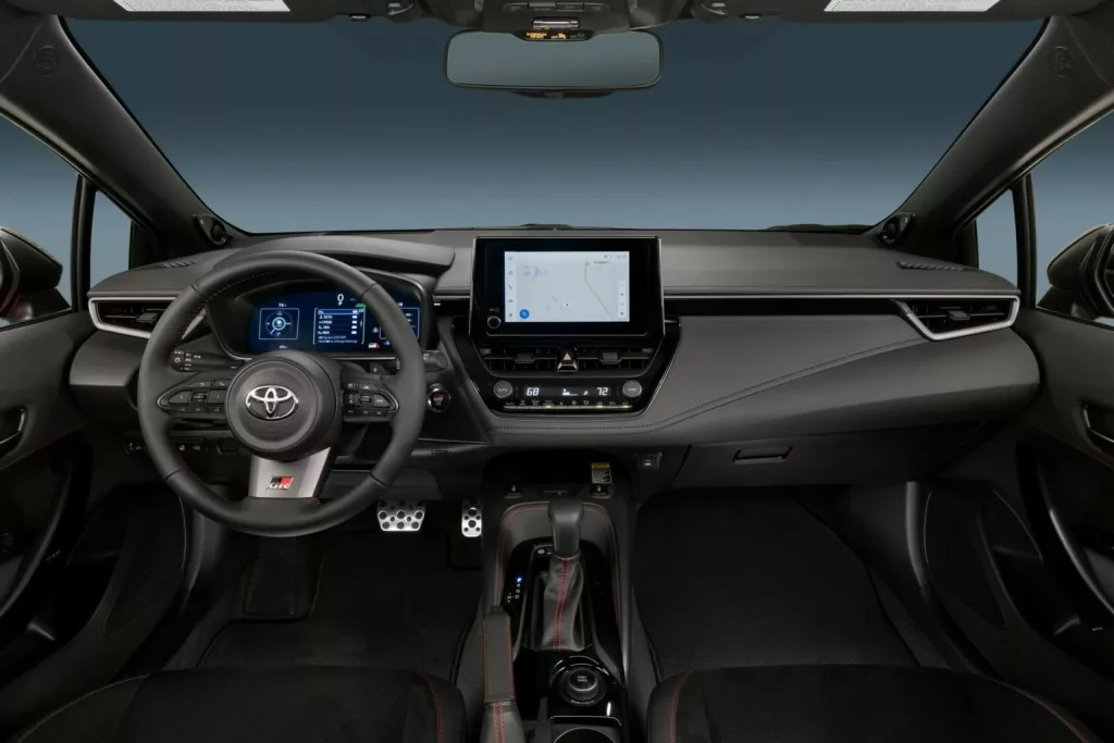 2024 Toyota GR Corolla. Imagen interior.