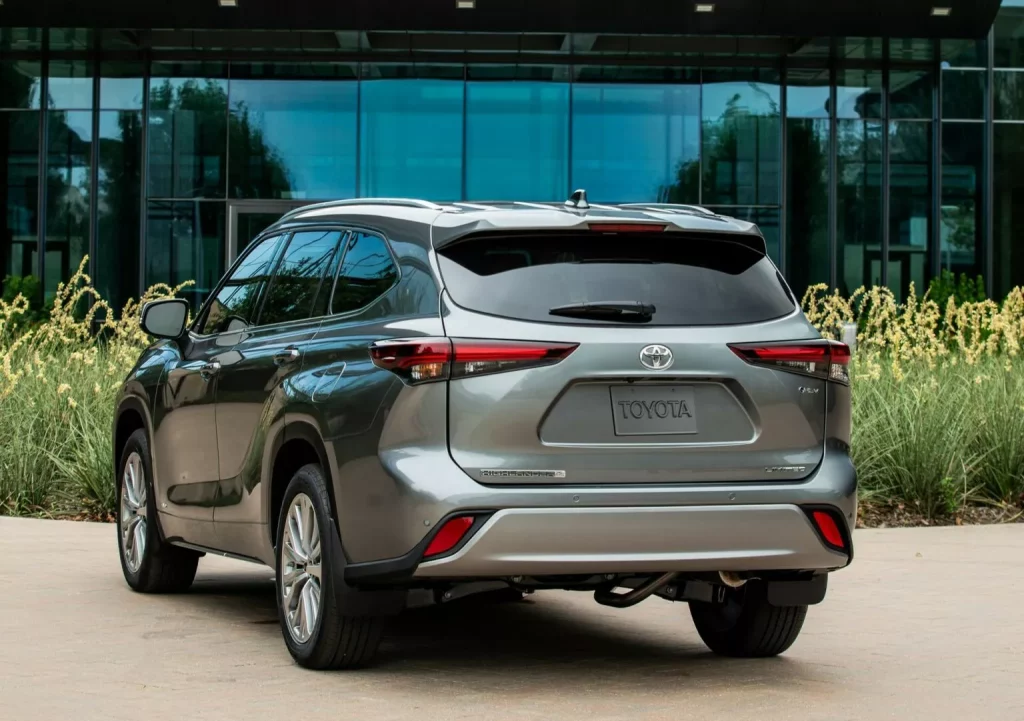 2024 Toyota Highlander USA. Imagen trasera.