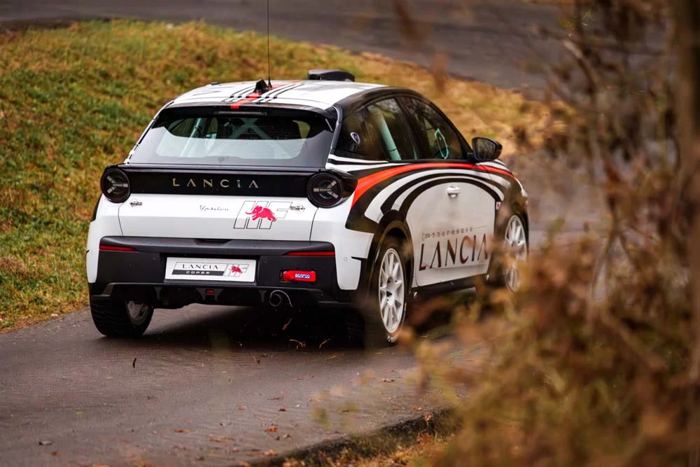 Carlos Tavares, CEO de Stellantis, al volante del nuevo Lancia Ypsilon Rally4 HF