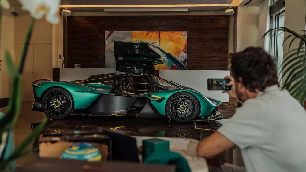 Fernando Alonso y su nuevo Aston Martin Valkyrie.