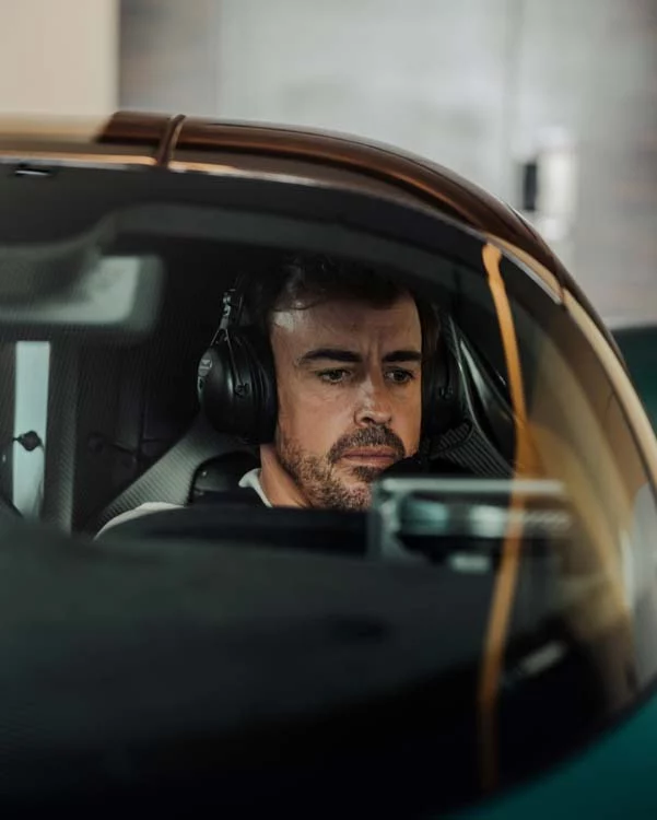 Fernando Alonso con su nuevo Aston Martin 4 Motor16