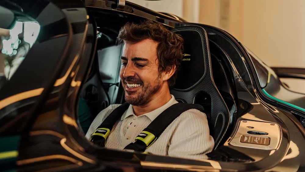 Fernando Alonso con su nuevo Aston Martin 5 Motor16