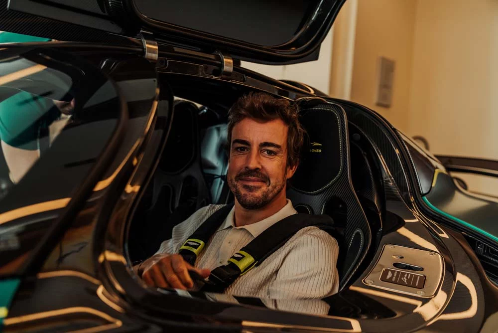 Fernando Alonso y su nuevo Aston Martin Valkyrie.