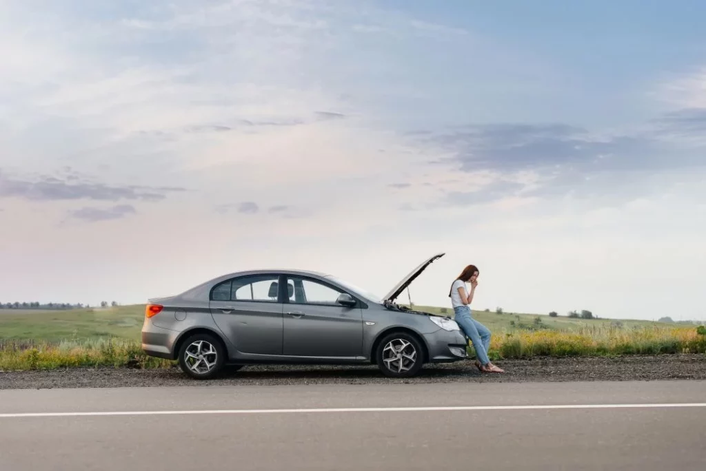 Mujer con coche en carretera Motor16