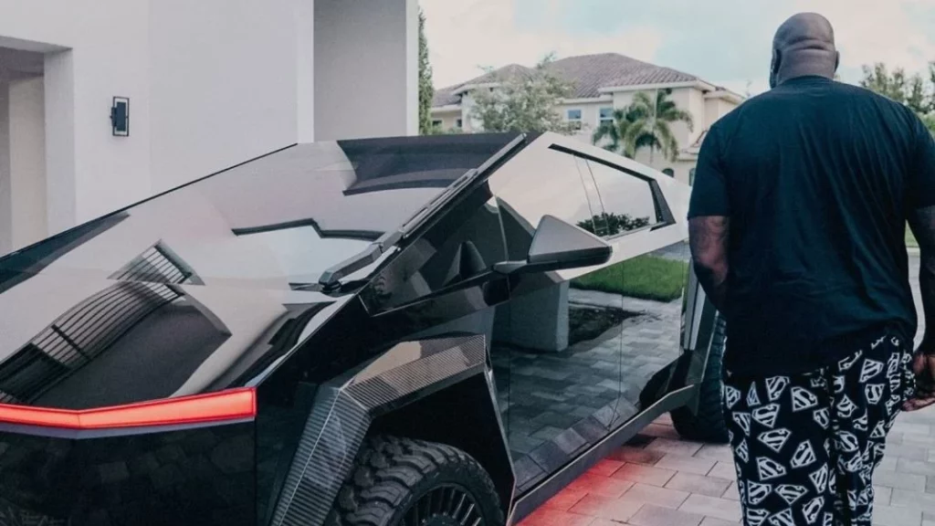 Shaquille O'Neal disfruta de su Tesla Cybertruck