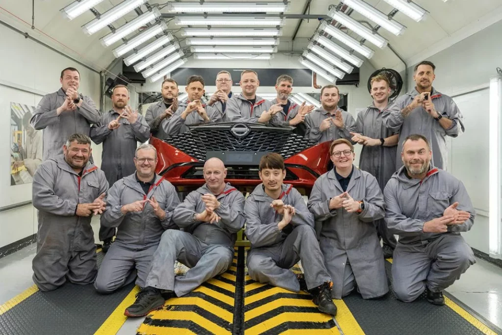 Los trabajadores de la zona de pinturas de Nissan en Sunderland han aprendido lenguaje de signos.