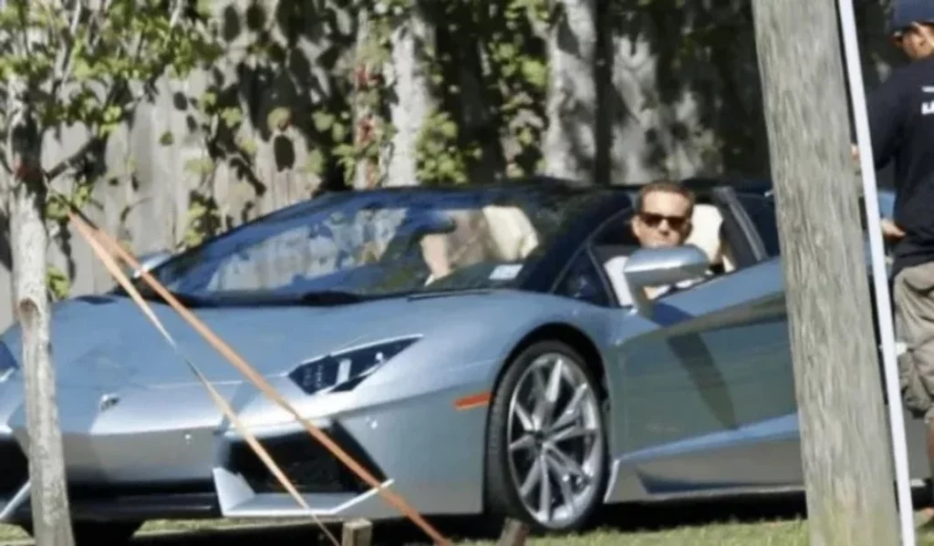 Ryan Reynolds conduciendo su Lamborghini Aventador Roadster