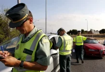 500 euros y 6 puntos: La Guardia Civil de Tráfico avisa de esta infracción que cometes a diario