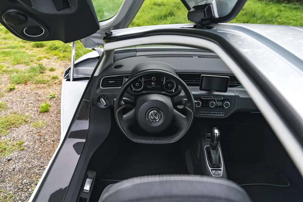 2015 Volkswagen XL1. Pistonheads. Imagen interior.