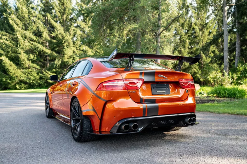 2019 Jaguar XE SV Project 8. Bring A Trailer. Imagen trasera.