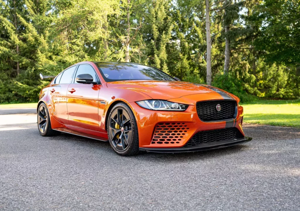 2019 Jaguar XE SV Project 8. Bring A Trailer. Imagen delantera.