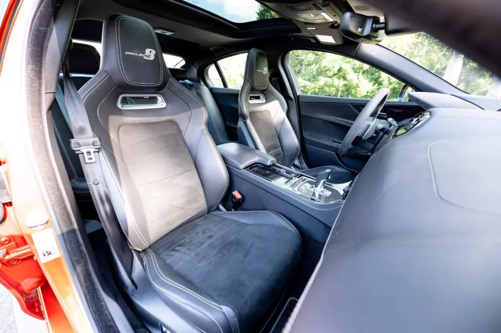 2019 Jaguar XE SV Project 8. Bring A Trailer. Imagen interior.