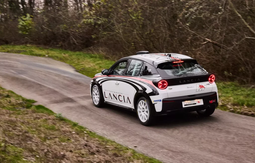 2024 Lancia Ypsilon Rally 4 HF. Imagen trasera.