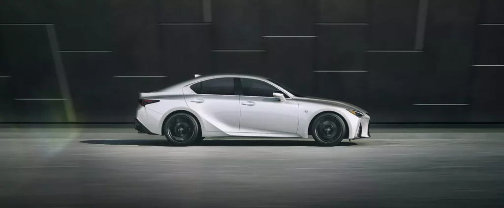 2024 Lexus IS. Estados Unidos. Imagen lateral.