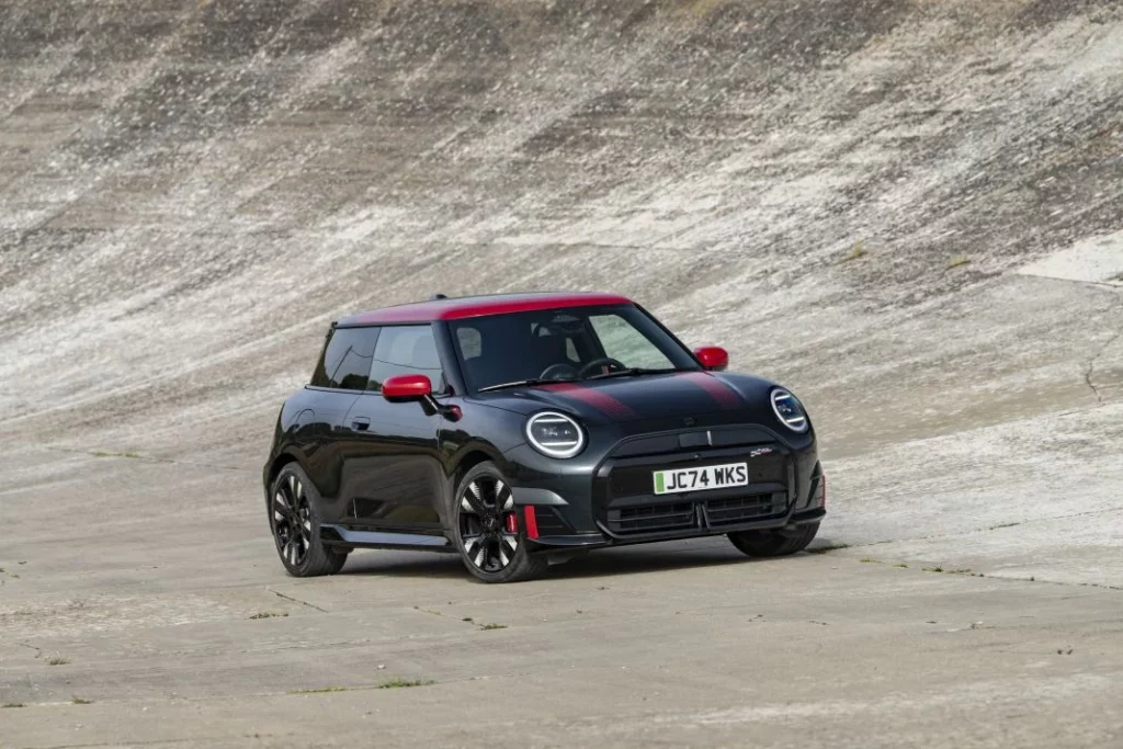 2024 MINI Cooper JCW. Imagen estática.