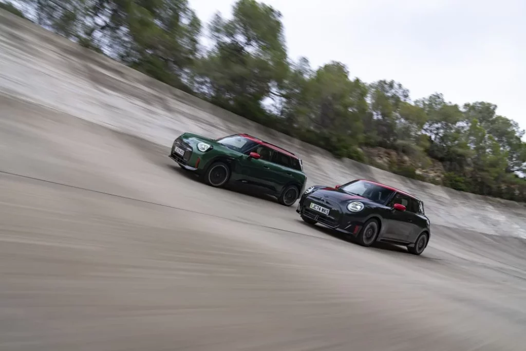 2024 MINI Cooper y MINI Aceman JCW. Imagen movimiento.