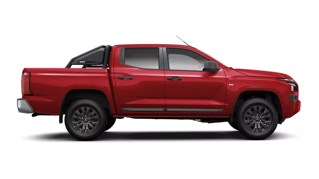 2024 Mitsubishi Triton GLX-R. Imagen lateral.