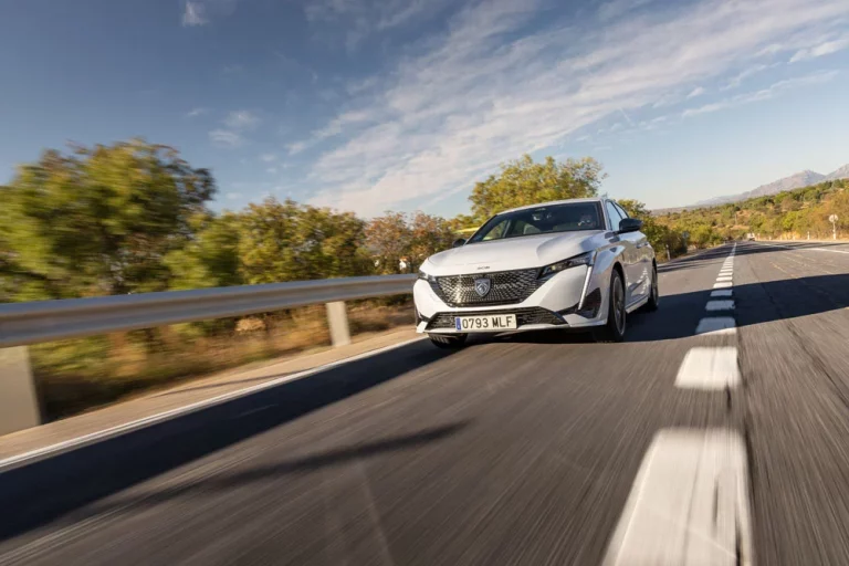 Probamos el Peugeot E-308 en una ruta por la Comunidad de Madrid… Y del tirón