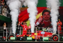 Carlos Sainz tira de orgullo y arrasa con todo, incluido Charles Leclerc