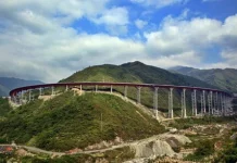 El edificio más curioso de toda España tiene una carretera nacional por tejado