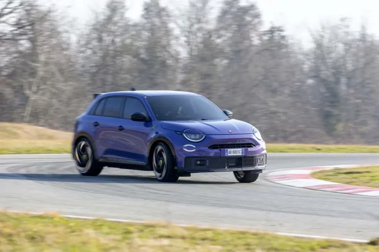 Primera prueba del Abarth 600e. Un GTI eléctrico