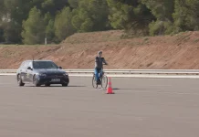 A examen los sistemas de conducción asistida de 5 coches: hay uno que suspende