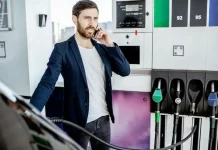 La multa de 100 euros por hacer este gesto tan habitual en una gasolinera: Y no es hablar por teléfono