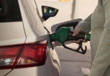 Cuando tocar la manguera en una gasolinera te puede costar 100 euros de multa