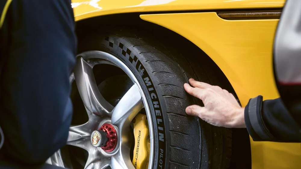 El veterano Porsche Carrera GT vuelve a estrenar neumáticos Michelin