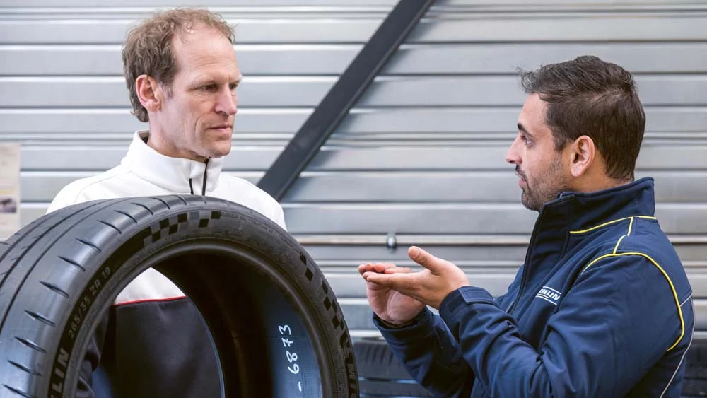 El veterano Porsche Carrera GT vuelve a estrenar neumáticos Michelin