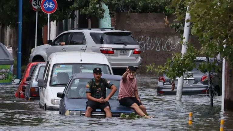 Bomberos, Policía y Guardia Civil lo tienen claro: La manera correcta de romper un cristal del coche en una situación de emergencia