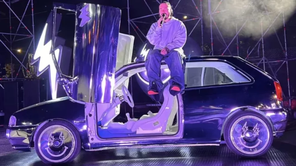 coche plateado vuelve loco J Balvin 1 Motor16