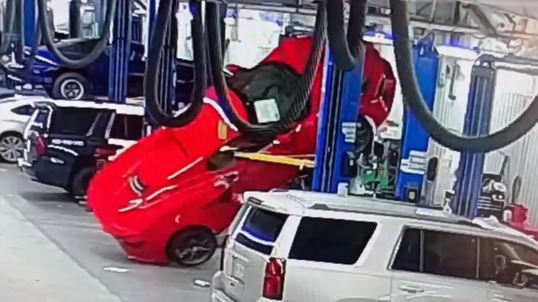 Se le cae este Chevrolet Corvette del elevador y ofrece una miseria a su dueño