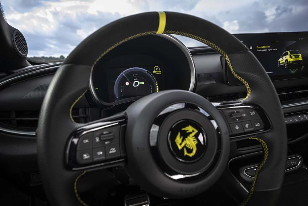 fotos interiores del Abarth 600e 2 Motor16