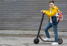 La multa de 200 euros que te pondrán si pillan a tu hijo con un patinete eléctrico y no tiene la edad para llevarlo