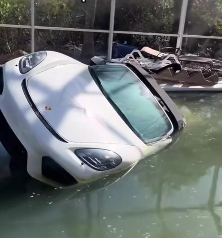 Así quedaron los Porsche tras el huracán Milton en Florida