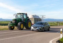 La DGT ahora da consejos de cómo se debe conducir un tractor por las vías públicas